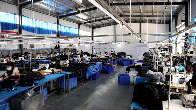 洛寧縣城關鎮鄉賢黃京玉 一朵怒放的鄉賢花，托起箱包加工致富夢